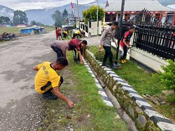 Polres Tolikara Gelar Kerja Bakti Bersihkan Mako