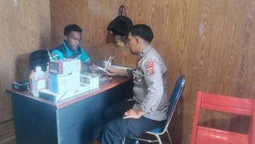 Sidokkes Polres Tolikara Berikan Pelayanan Kesehatan Bagi Personel