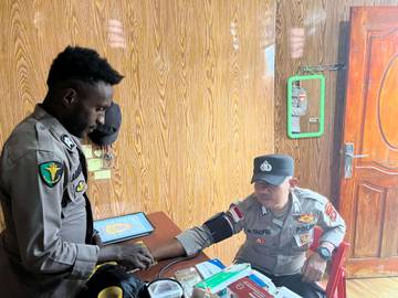 Sidokkes Polres Tolikara Gelar Pengecekan Kesehatan Rutin Anggota