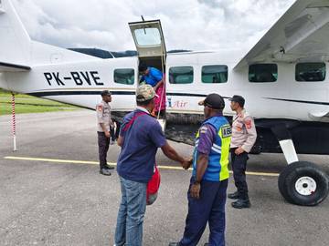 Polsek Bokondini Beri Pengamanan Kedatangan Pesawat Susi Air 