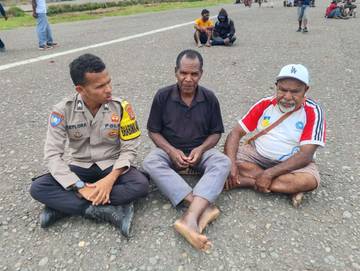 Polres Tolikara Sambangi Masyarakat Terkait Tuntutan Dana Desa