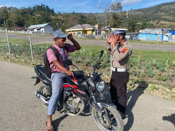 Sat-Lantas Polres Tolikara Rutin Laksanakan Strongpoint Ciptakan Kamseltibcarlantas