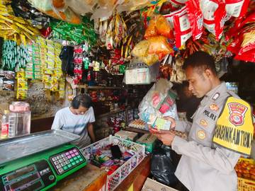 Bhabinkamtibmas Polres Tolikara Gelar Penyuluhan Kepada Pedagang Sembako