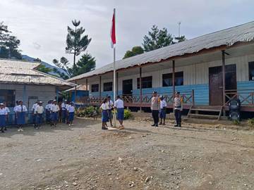 Bangun Kedisiplinan, Sat Binmas Gelar Upacara Bersama Siswa