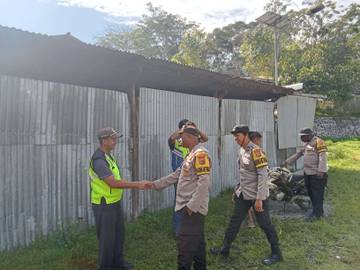 Bhabinkamtibmas Polres Tolikara Dengarkan Aspirasi Petugas Bandara
