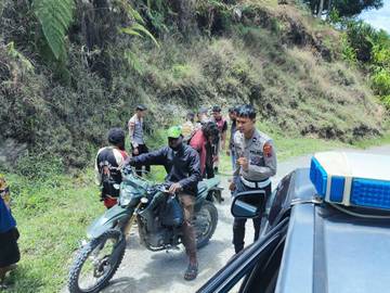 Polres Tolikara Evakuasi Pasturi Yang Mengalami Insiden Kecelakaan