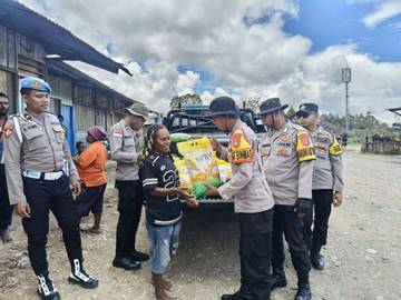 Gerakan Pangan Murah Polres Tolikara di Desa Wenam