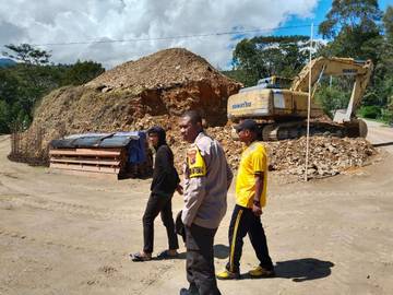 Sat Binmas Polres Tolikara Sambang Kamtibmas Pekerja Jalan