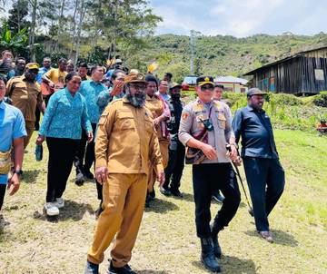Kapolres Tolikara Dampingi Bupati Launching Program Sarasehans