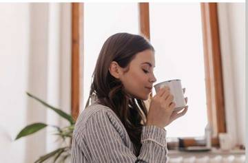 3 Manfaat Minum Air Hangat Setiap Pagi