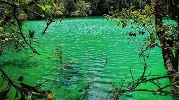 Wisata Alam Telaga Biru dan Jembatan Kuning Maima 