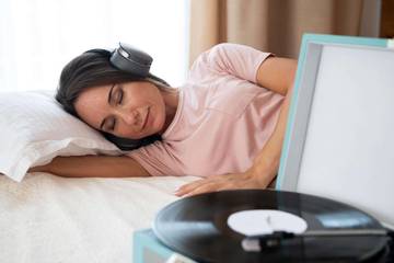 Manfaat Mendengarkan Musik Sebelum Tidur