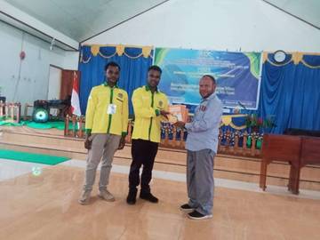 Pegiat Literasi Salurkan Buku Bacaan Kepada Mahasiswa Tolikara