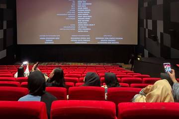 Mengobrol di Bioskop Ciri Orang Egois dan Tidak-Bermoral