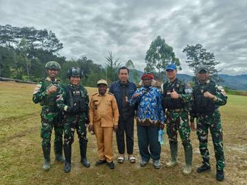 Satgas Yonif 511/DY Bakar Batu Bersama Masyarakat Kunime 