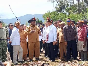 Menko Polkam Sampaikan Salam Presiden Untuk Papua Pegunungan