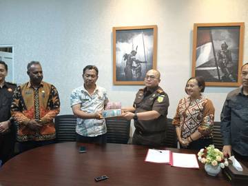Kejari Jayawijaya Kembalikan Dana Dugaan Korupsi ke Pemda