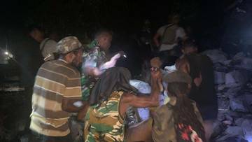 TNI-Polri dan Warga Evakuasi Korban Kecelakaan di Kelila