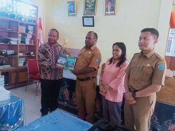 Pegiat Literasi Salurkan Buku Budaya Lani di Tolikara