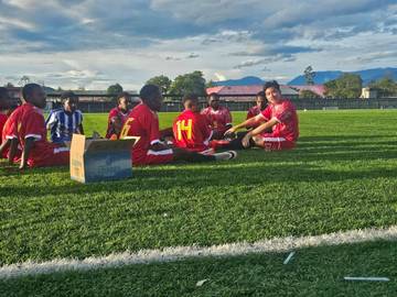 Wapres Kunjungi Wamena, Bermain Sepak-Bola Bersama Anak-anak SSB