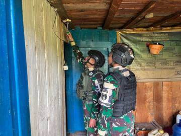Satgs-Pos Malagai Bantu Pemasangan Instalasi Listrik Di Nombome