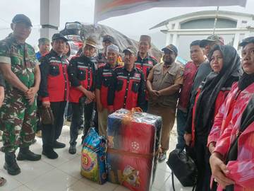 Ketua BPP KKSS Bantu Korban Kebakaran di Tolikara