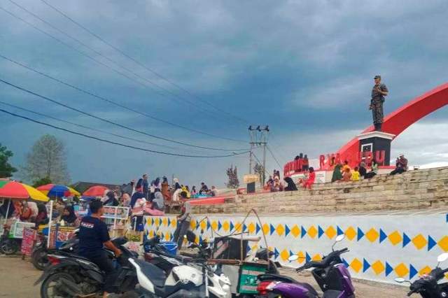 Warga Way Kanan Jadikan Tugu Ryacudu Tempat Rekreasi 