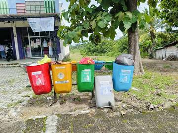 Alasan di Balik Warna-Warni Tempat Sampah yang Ada