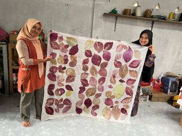Pengrajin Ecoprint Baradatu Lestarikan Lingkungan dengan Tanaman