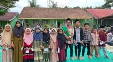 MIN 4 Way Kanan Berbagi Takjil dan Santuni Anak Yatim