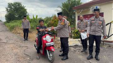 Polsek Buay Bahuga Berbagi Takjil untuk Pengendara