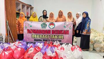 DWP Kemenag Way Kanan Berbagi Takjil di Festival Ramadan