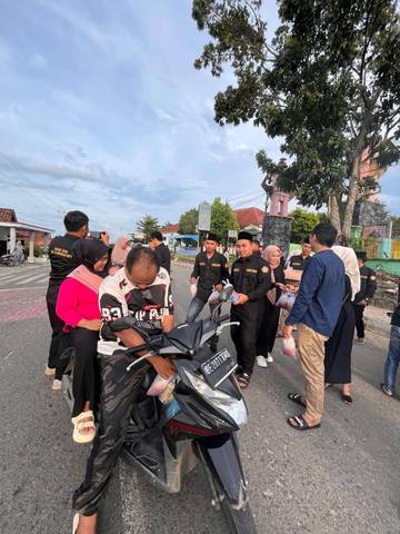 Karang Taruna Blambangan Umpu Berbagi Takjil di Ramadan