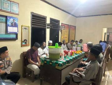 Kapolsek Rebang Tangkas Gelar Bukber Bersama Warga