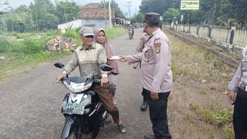  Polsek Kasui Bagikan Takjil Gratis