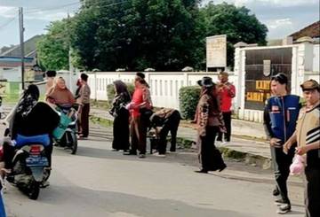 Pramuka Kwaran Banjit Bagikan Takjil untuk Masyarakat