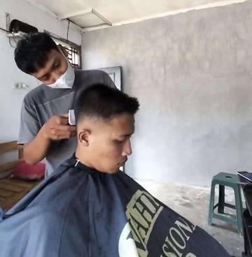 Jelang Lebaran Usaha Pangkas Rambut Kebanjiran Order 