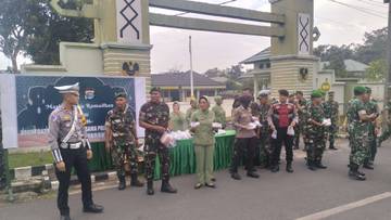 Kodim 0427/Way Kanan Bersama Polres Bagikan Takjil