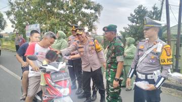 Kodim 0427/Way Kanan Dan Polres Bagikan Takjil Gratis