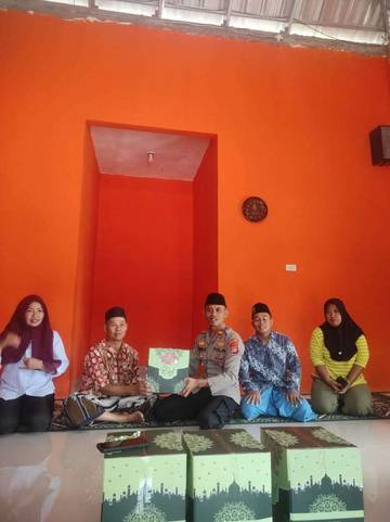 Polsek Bumi Agung Salurkan Bansos Ramadhan ke Takmir Mushola
