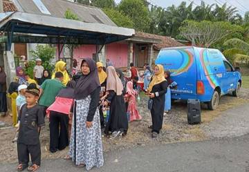 Perpustakaan Desa Pustaka Kencana Berbagi Takjil ke Warga