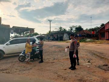 Polisi Berbagi Takjil Ramadhan Untuk Warga
