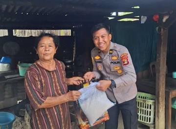 Polsek Pakuan Ratu Salurkan Bansos Ramadhan