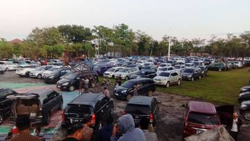 Ratusan Kendaraan Padati Lokasi Keberangkatan Haji Way Kanan