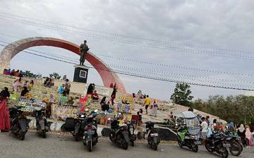 Tugu Ryacudu Jadi Pusat Kuliner Sore Hari