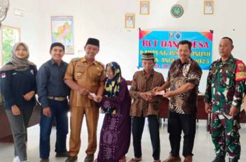 Sejumlah Warga Kampung Pisang Indah Terima Bantuan Tunai