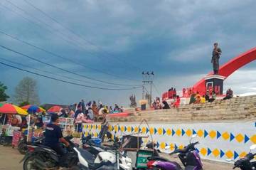 Warga Way Kanan Jadikan Tugu Ryacudu Tempat Rekreasi 
