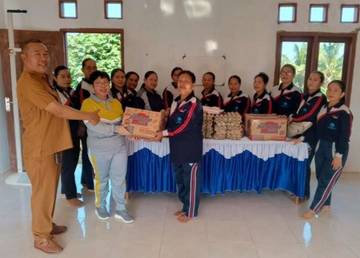 Kampung Bali Sadhar Utara Bagikan PMT Cegah Stunting