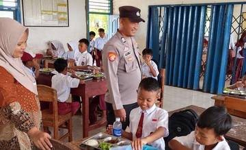 Polsek Negara Batin Pantau Distribusi Program MBG