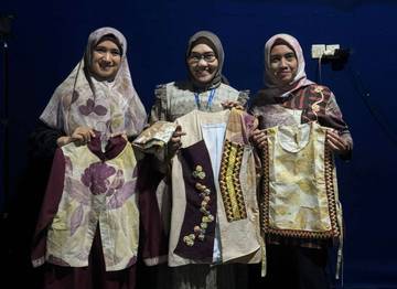 Warlami Melestarikan Warna Alam Indonesia